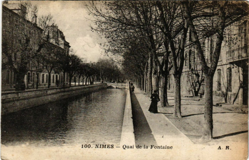 Carte postale ancienne Nimes - Quai de la Fontaine à Nîmes