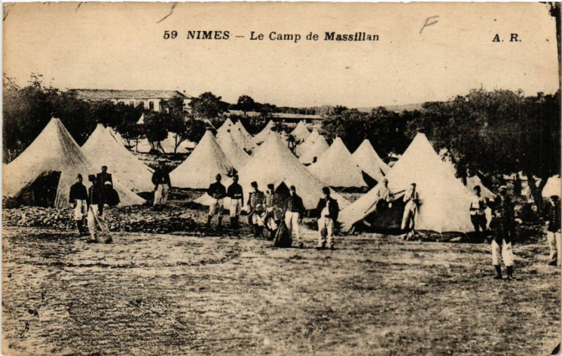 Carte postale ancienne Nimes - Le Camp de Massillan à Nîmes