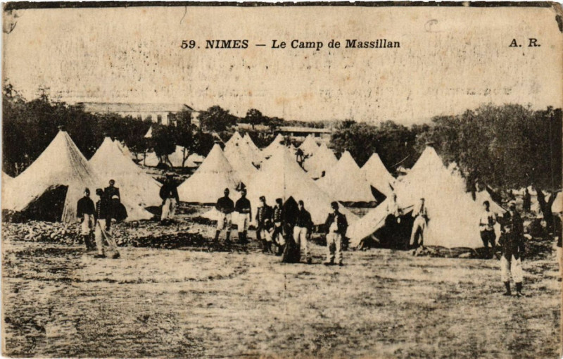 Carte postale ancienne Nimes - Le Camp de Massillan à Nîmes