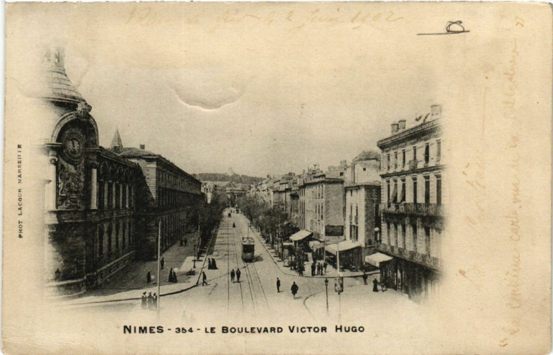 Carte postale ancienne Nimes - Le Boulevard Victor-Hugo à Nîmes