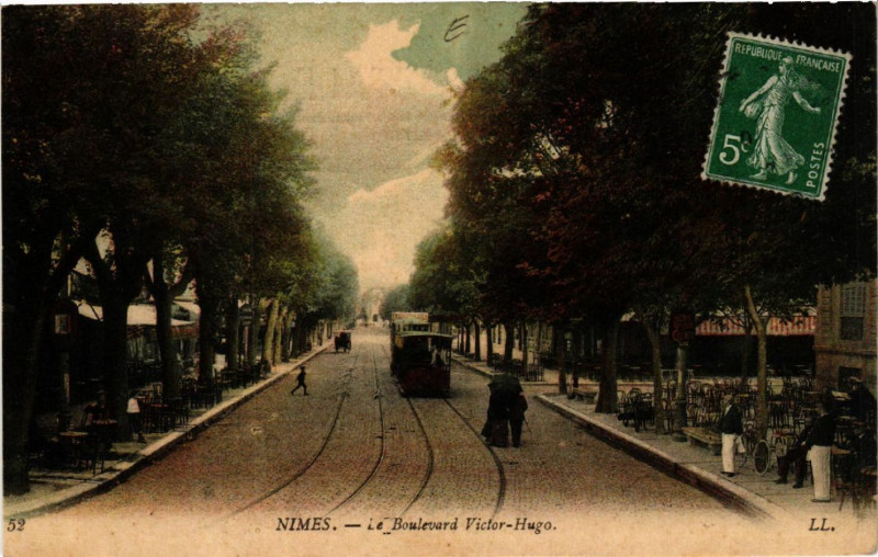 Carte postale ancienne Nimes - Le Boulevard Victor-Hugo à Nîmes