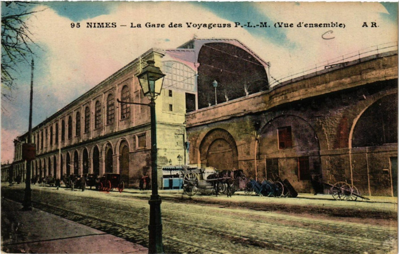Carte postale ancienne Nimes - La Gare des Voyageurs P.-L.-M. (Vue d'ensemble) à Nîmes