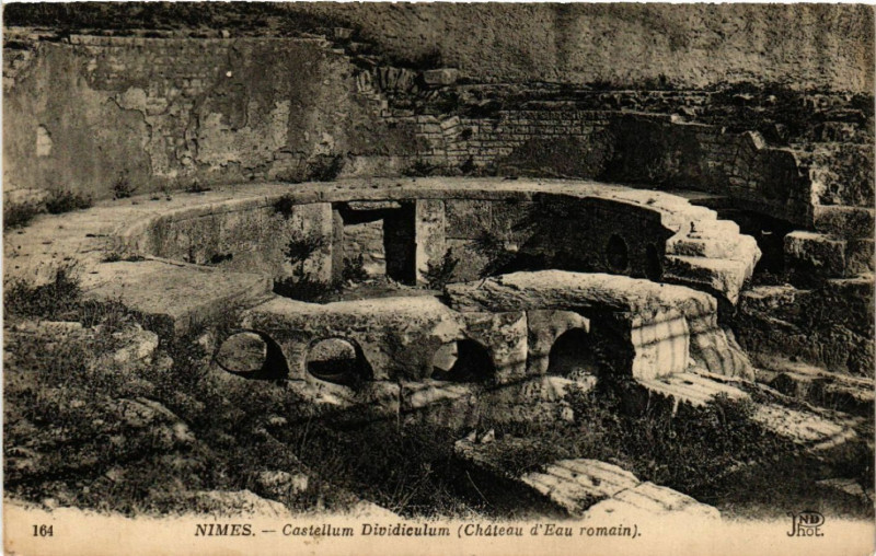Carte postale ancienne Nimes - Casteillum Diviculum (Chateau d'Eau romain) à Nîmes