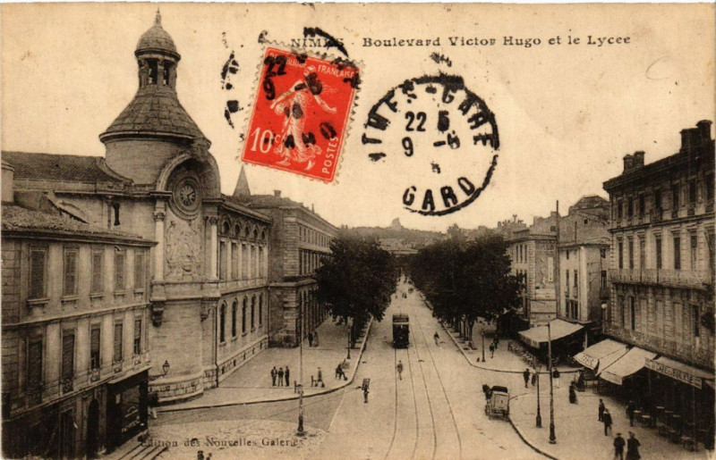 Carte postale ancienne Nimes - Boulevard Victor Hugo et le Lycée à Nîmes