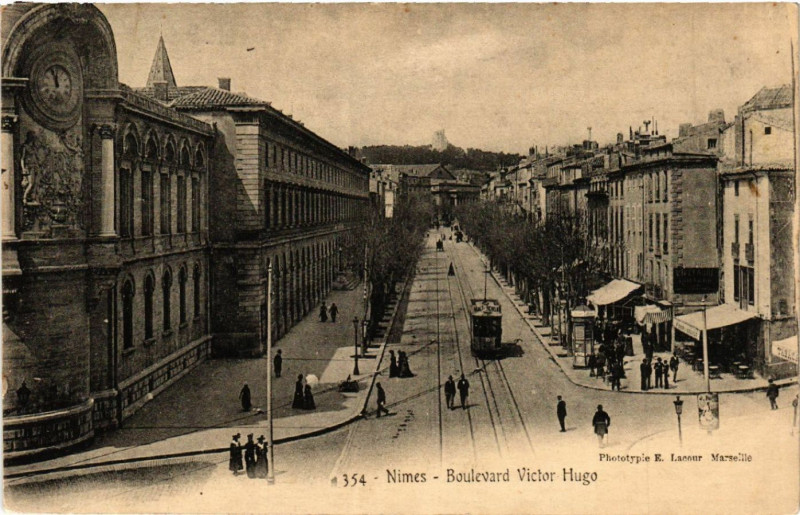 Carte postale ancienne Nimes - Boulevard Victor Hugo à Nîmes