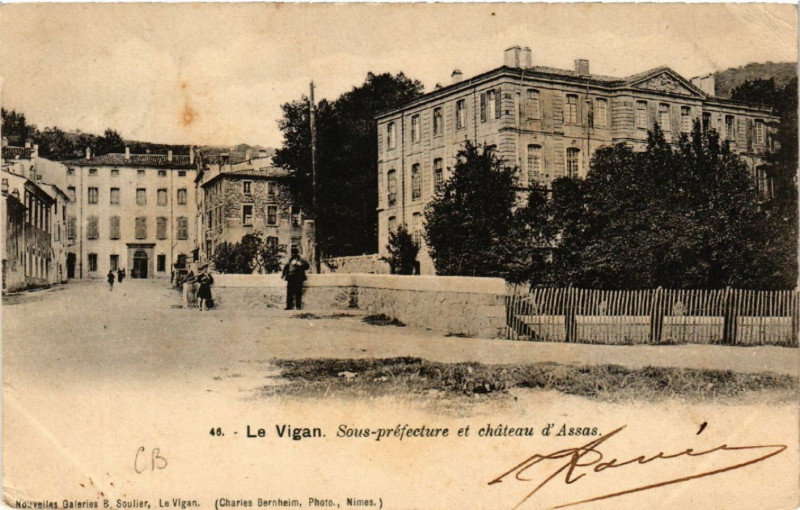 Carte postale ancienne Le Vigan - Sous-préfeture et chateau d'Assas au Vigan