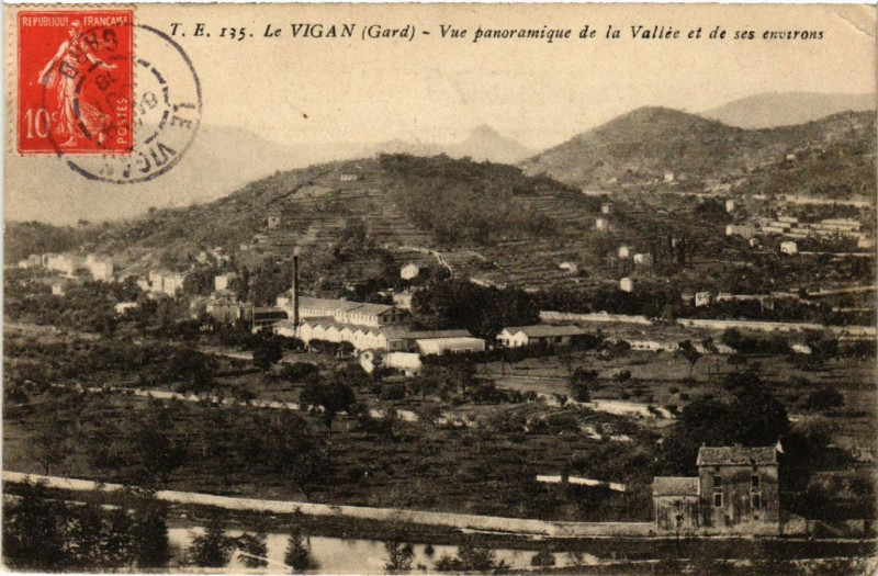 Carte postale ancienne Le Vigan - Vue panoramique de la Vallée et de ses environs au Vigan