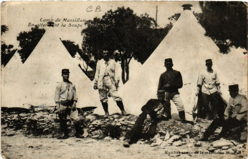 Carte postale ancienne Camp de Massillan - En attendant la Soupe