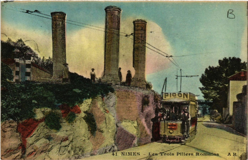 Carte postale ancienne Nimes - Les Trois Piliers Romains à Nîmes