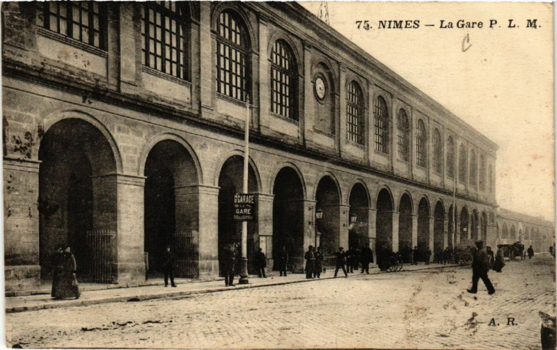 Carte postale ancienne Nimes - La Gare P.-L.-M. à Nîmes