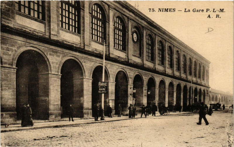 Carte postale ancienne Nimes - La Gare P.-L.-M. à Nîmes