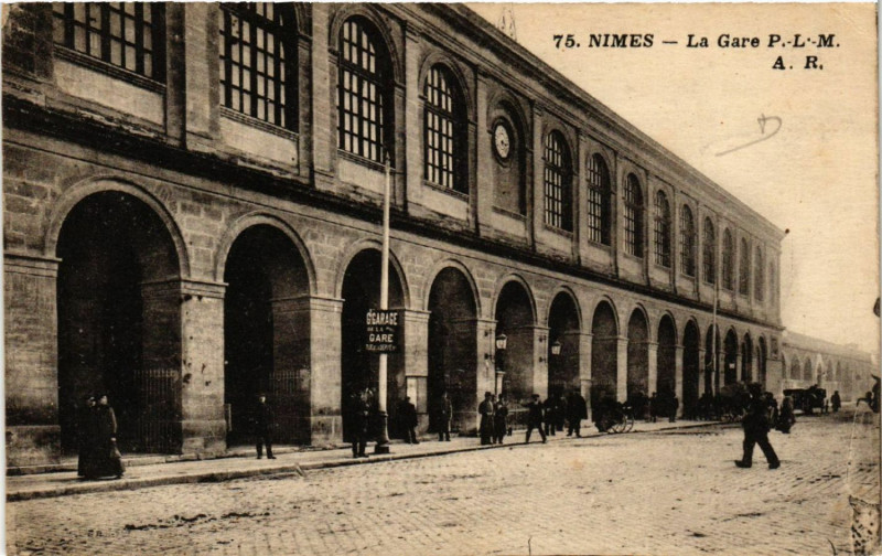 Carte postale ancienne Nimes - La Gare P.-L.-M. à Nîmes