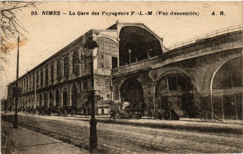 Carte postale ancienne Nimes - La Gare des Voyageurs P.-L.-M. (Vue d'ensemble) à Nîmes