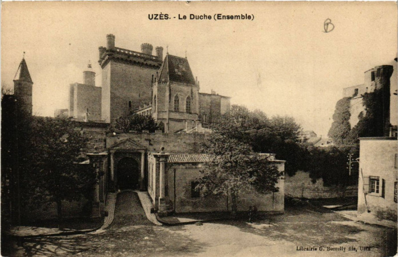 Carte postale ancienne Uzes - La Duche (Ensemble) à Uzès