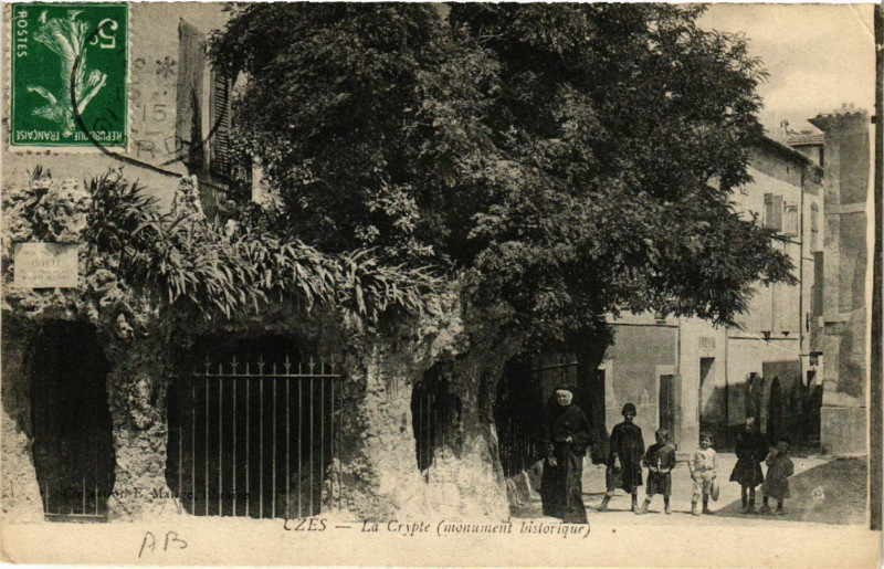 Carte postale ancienne Uzes - La Crypte (monument historique) à Uzès