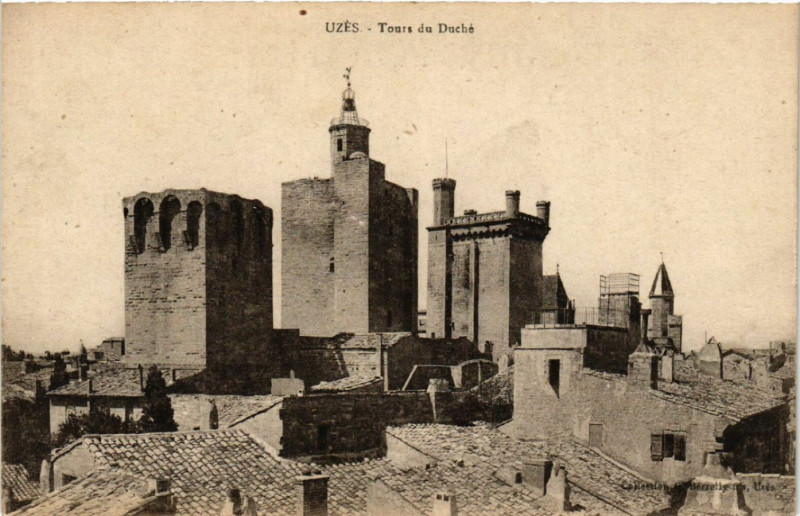 Carte postale ancienne Uzes - Tours du Duché à Uzès