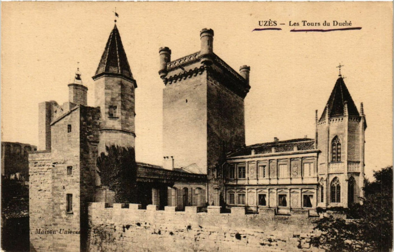 Carte postale ancienne Uzes - Les Tours du Duché à Uzès