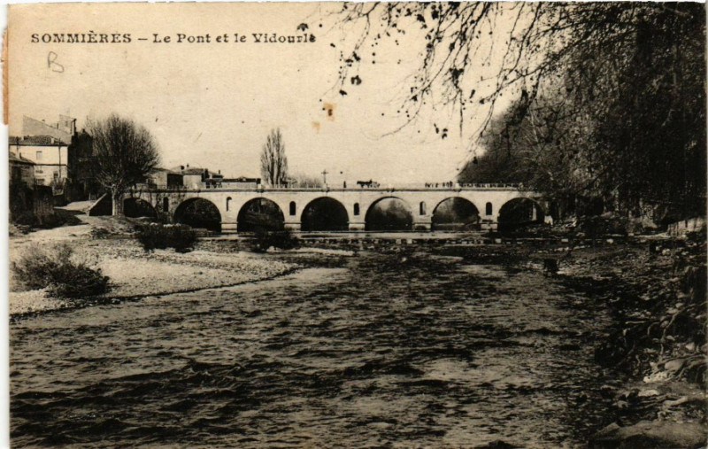 Carte postale ancienne Sommieres - Le Pont et le Vidourle à Sommières