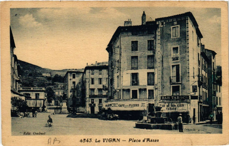 Carte postale ancienne Le Vigan - Place d'Assas au Vigan