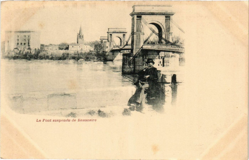 Carte postale ancienne Le Pont suspendu de Beaucaire à Beaucaire