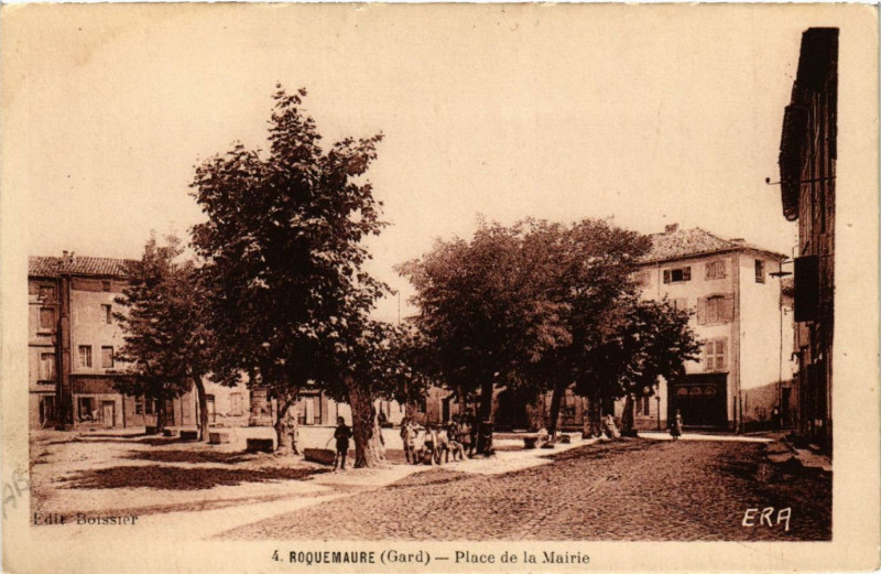 Carte postale ancienne Roquemaure - Place de la Mairie à Roquemaure