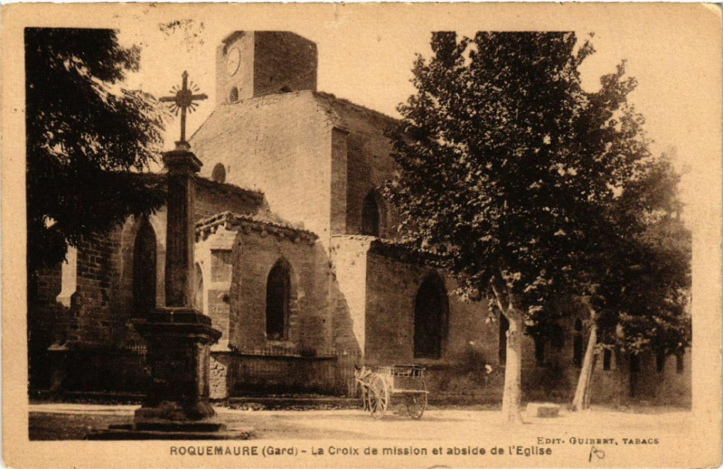 Carte postale ancienne Roquemaure - La Croix de mission et abside de l'Eglise à Roquemaure
