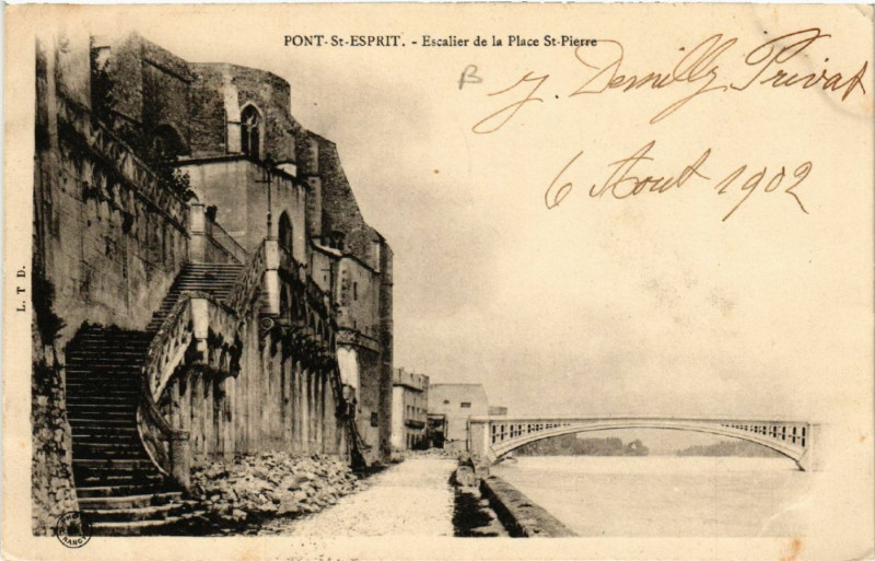 Carte postale ancienne Pont-Saint-Esprit - Escalier de la Place Saint-Pierre à Pont-Saint-Esprit