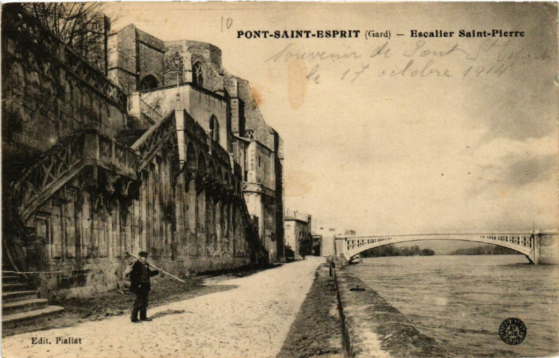 Carte postale ancienne Pont-Saint-Esprit - Escalier Saint-Pierre à Pont-Saint-Esprit