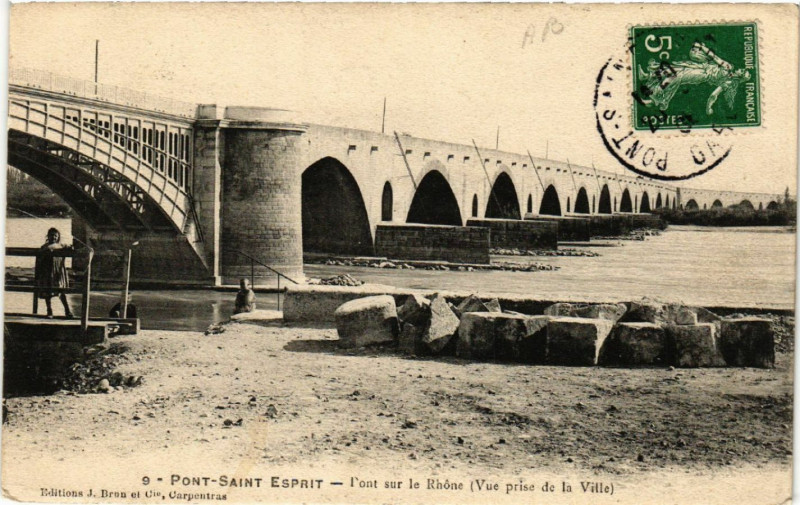 Carte postale ancienne Pont-Saint-Esprit - Pont sur le Rhone (Vue prise de la Ville) à Pont-Saint-Esprit