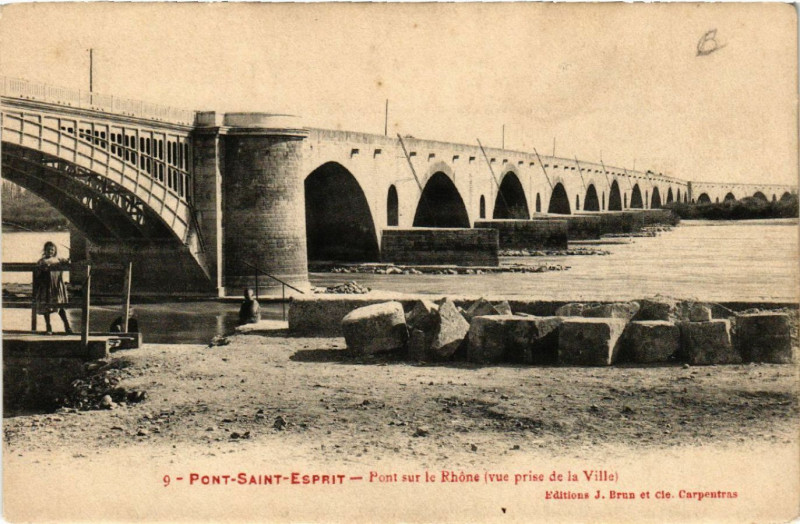 Carte postale ancienne Pont-Saint-Esprit - Pont sur le Rhone (vue prise de la Ville) à Pont-Saint-Esprit