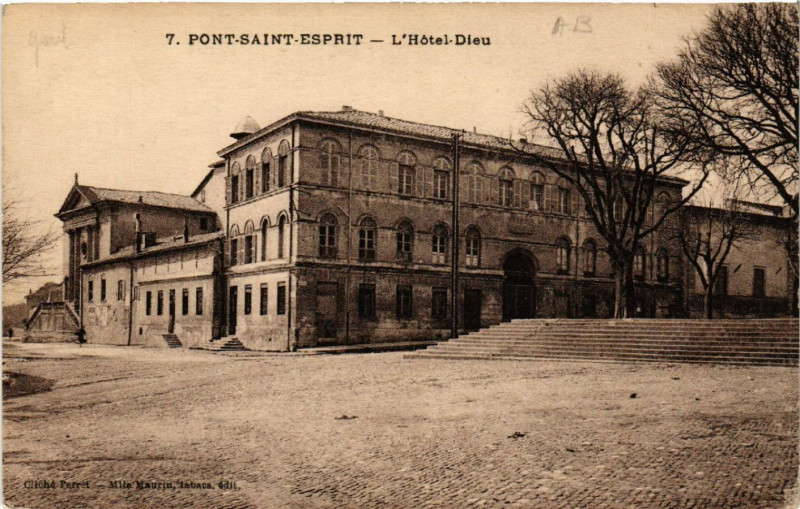 Carte postale ancienne Pont-Saint-Esprit - L'Hotel-Dieu à Pont-Saint-Esprit