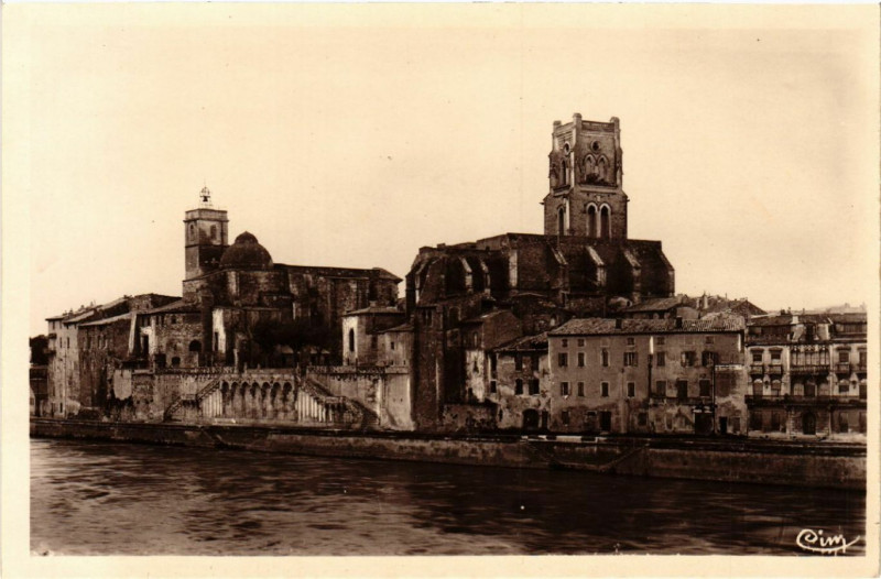 Carte postale ancienne Pont-Saint-Esprit - Quai du Rhone à Pont-Saint-Esprit