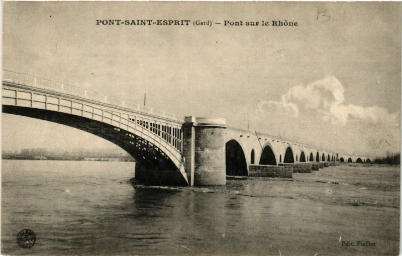 Carte postale ancienne Pont-Saint-Esprit - Pont sur le Rhone à Pont-Saint-Esprit