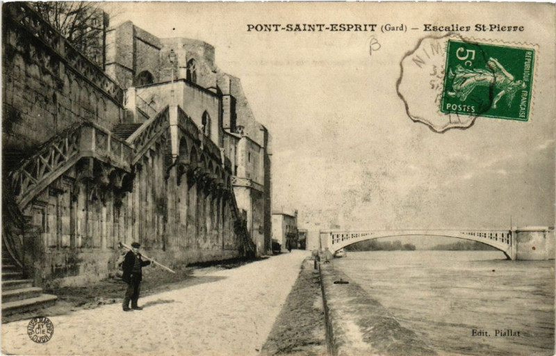 Carte postale ancienne Pont-Saint-Esprit - Escalier Saint-Pierre à Pont-Saint-Esprit