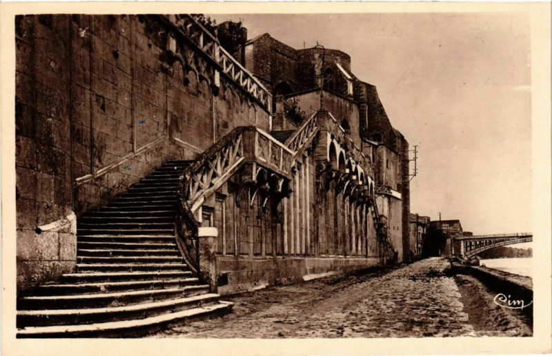 Carte postale ancienne Pont-Saint-Esprit - Escalier Saint-Pierre à Pont-Saint-Esprit