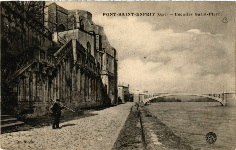 Carte postale ancienne Pont-Saint-Esprit - Escalier Saint-Pierre à Pont-Saint-Esprit