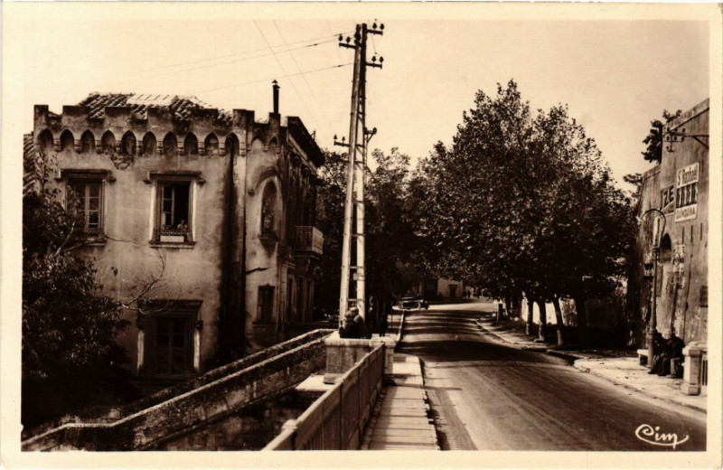 Carte postale ancienne Pont-Saint-Esprit - Entrée de la Ville - Maison du Roi à Pont-Saint-Esprit