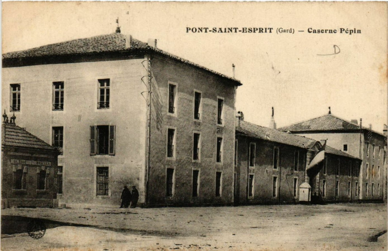 Carte postale ancienne Pont-Saint-Esprit - Caserne Pépin à Pont-Saint-Esprit