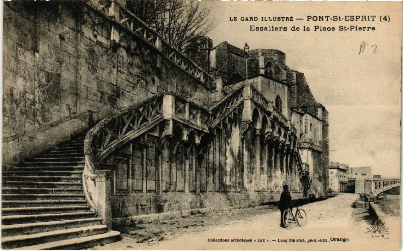Carte postale ancienne Le Gard Illustré Pont-Saint-Esprit Escaliers de la Place Saint-Pierre à Pont-Saint-Esprit