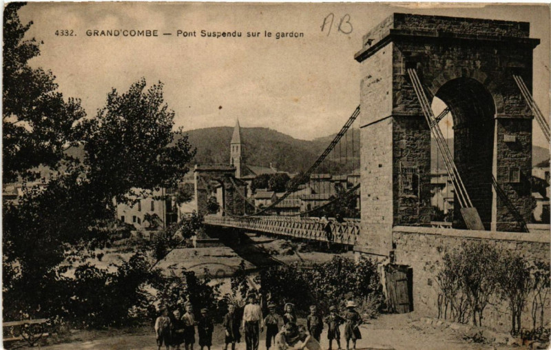 Carte postale ancienne Grand'Combe - Pont Suspendu sur le gardon