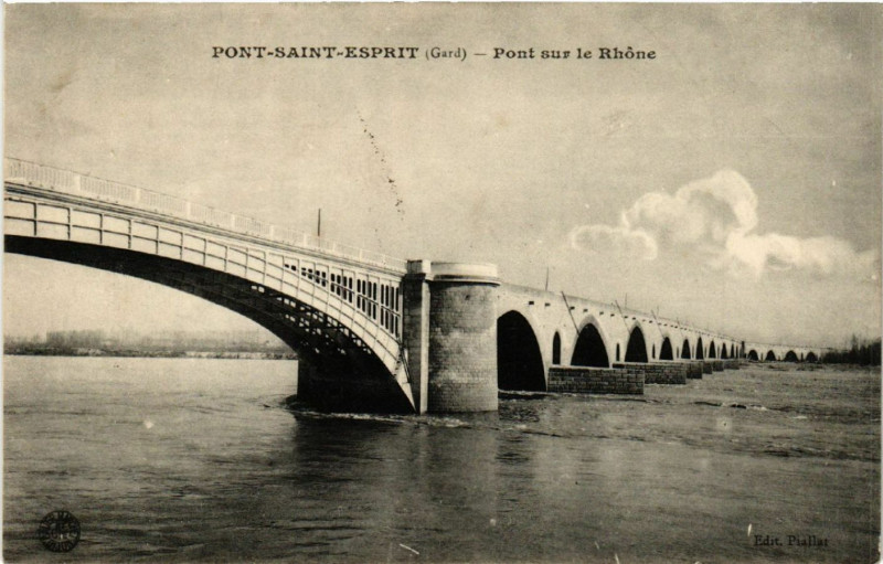 Carte postale ancienne Pont-Saint-Esprit - Pont sur le Rhone à Pont-Saint-Esprit
