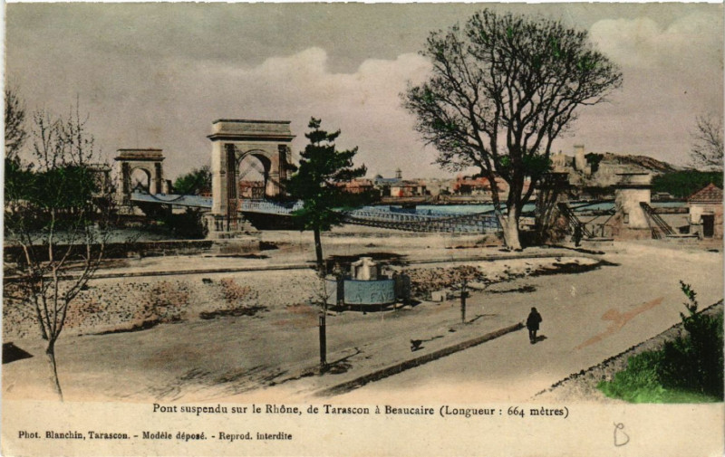 Carte postale ancienne Pont suspendu sur le Rhone de Tarascon a Beaucaire (Long 664 m) à Beaucaire