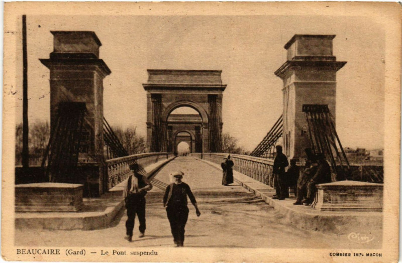 Carte postale ancienne Beaucaire - Le Pont suspendu à Beaucaire