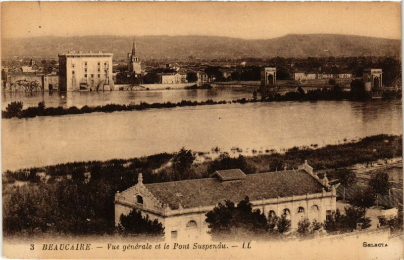 Carte postale ancienne Beaucaire - Vue générale et le Pont Suspendu à Beaucaire