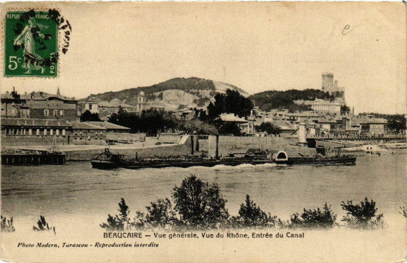 Carte postale ancienne Beaucaire - Vue générale Vue du Rhone. Entrée du Canal à Beaucaire