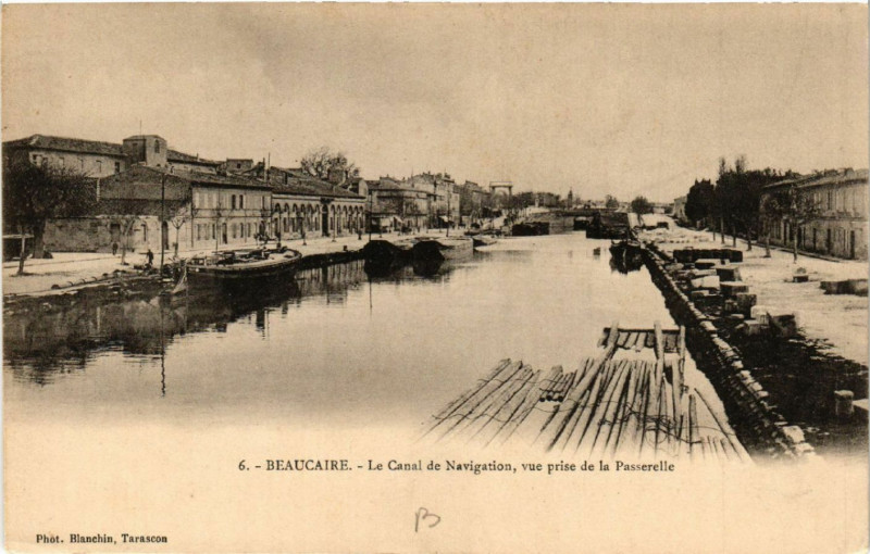 Carte postale ancienne Beaucaire - Le Canal de Navigation vue prise de la Passerelle à Beaucaire