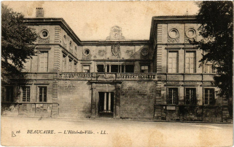 Carte postale ancienne Beaucaire - L'Hotel-de-Ville à Beaucaire