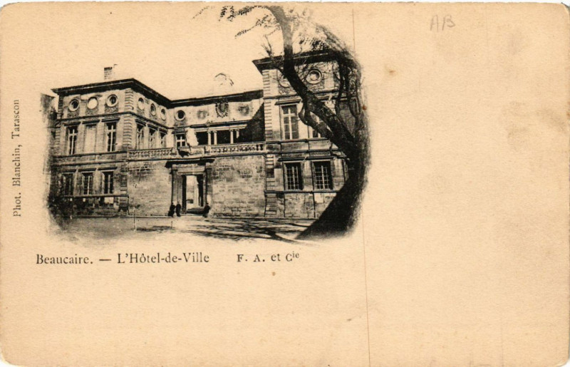 Carte postale ancienne Beaucaire - L'Hotel-de-Ville à Beaucaire