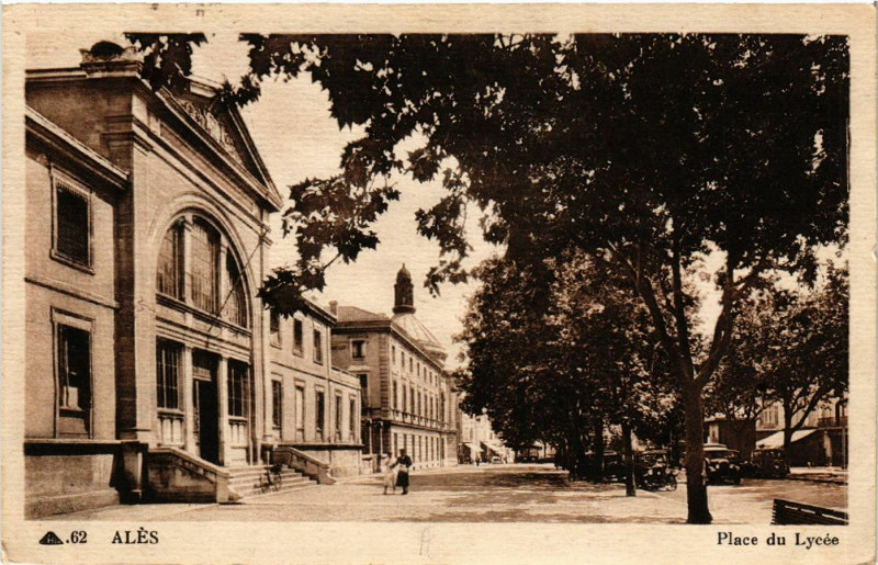 Carte postale ancienne Ales - Place du Lycée à Alès