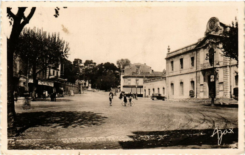 Carte postale ancienne Ales - Place de la Mairie - Montée du Bosquet à Alès